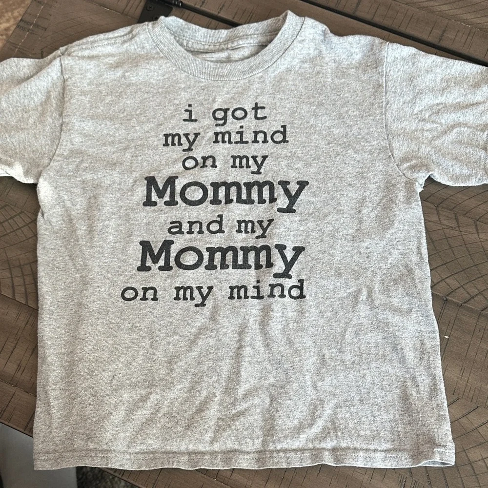 Kids' Gray Graphic Tee Mommy on My Mind